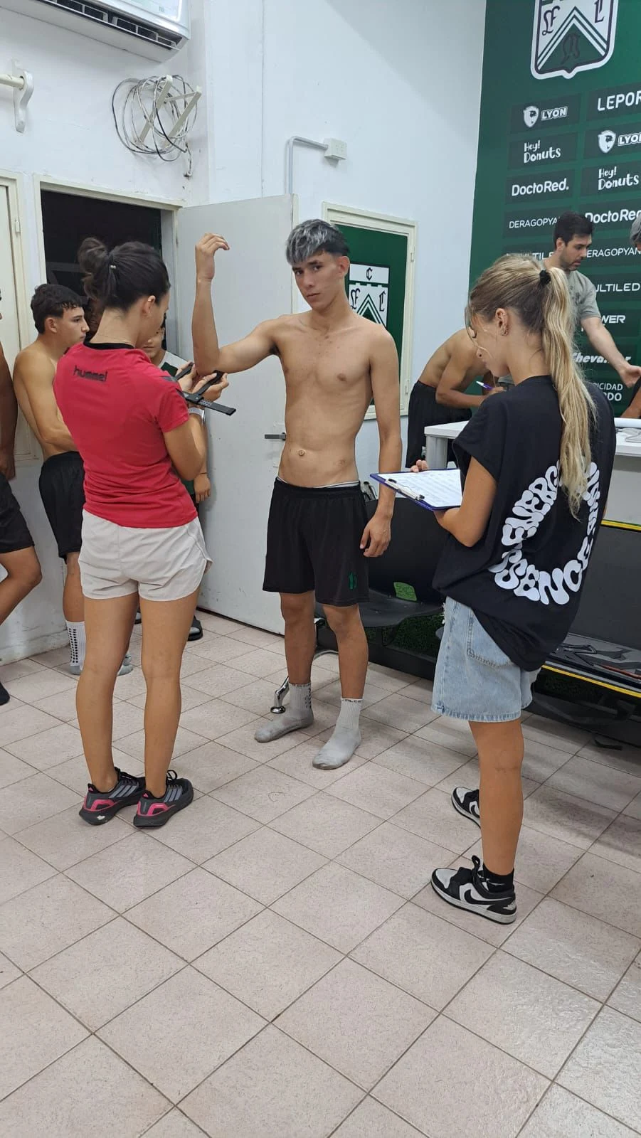 Carla realizando evaluaciones