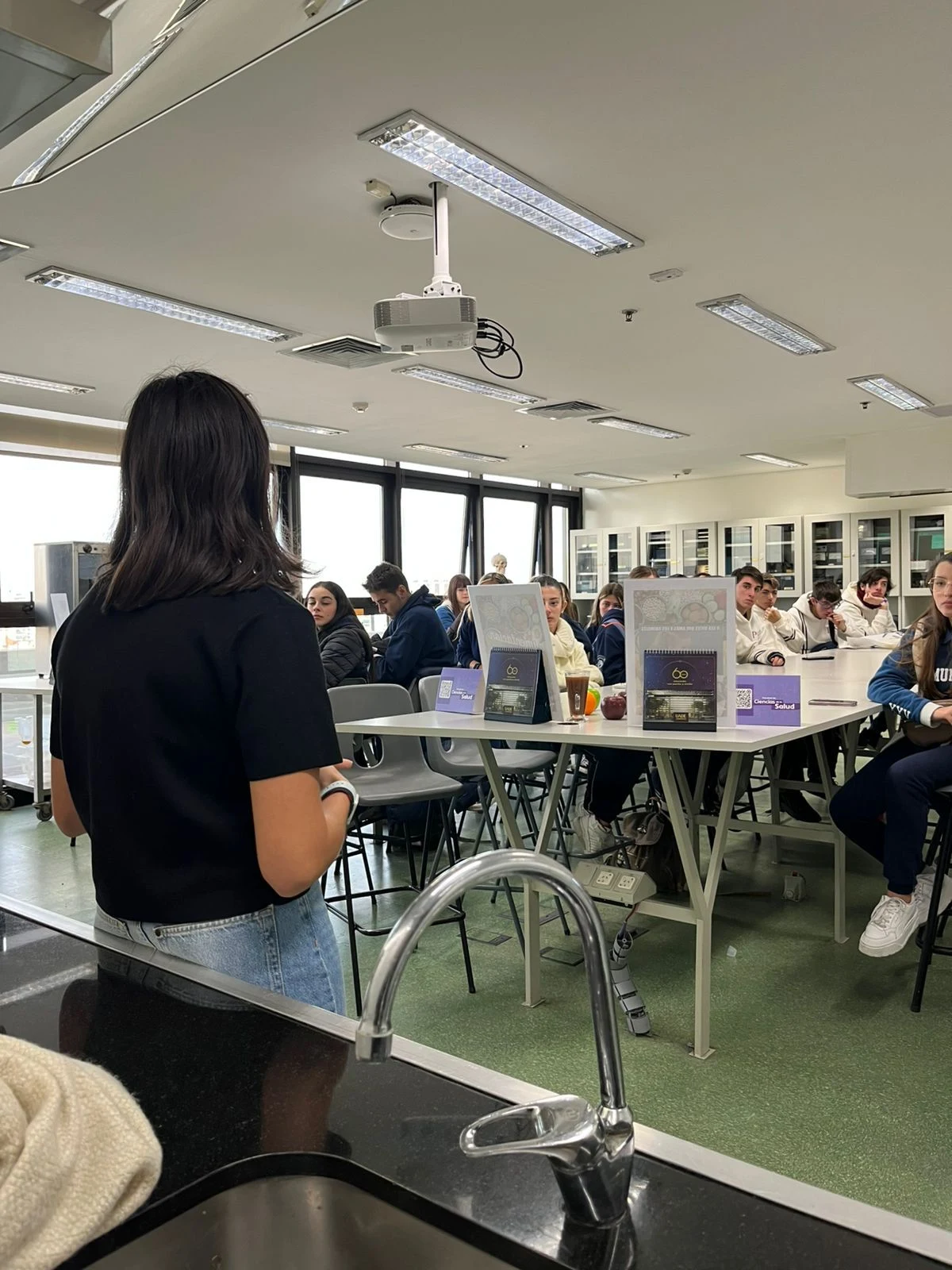 Carla dando una charla de nutrición deportiva