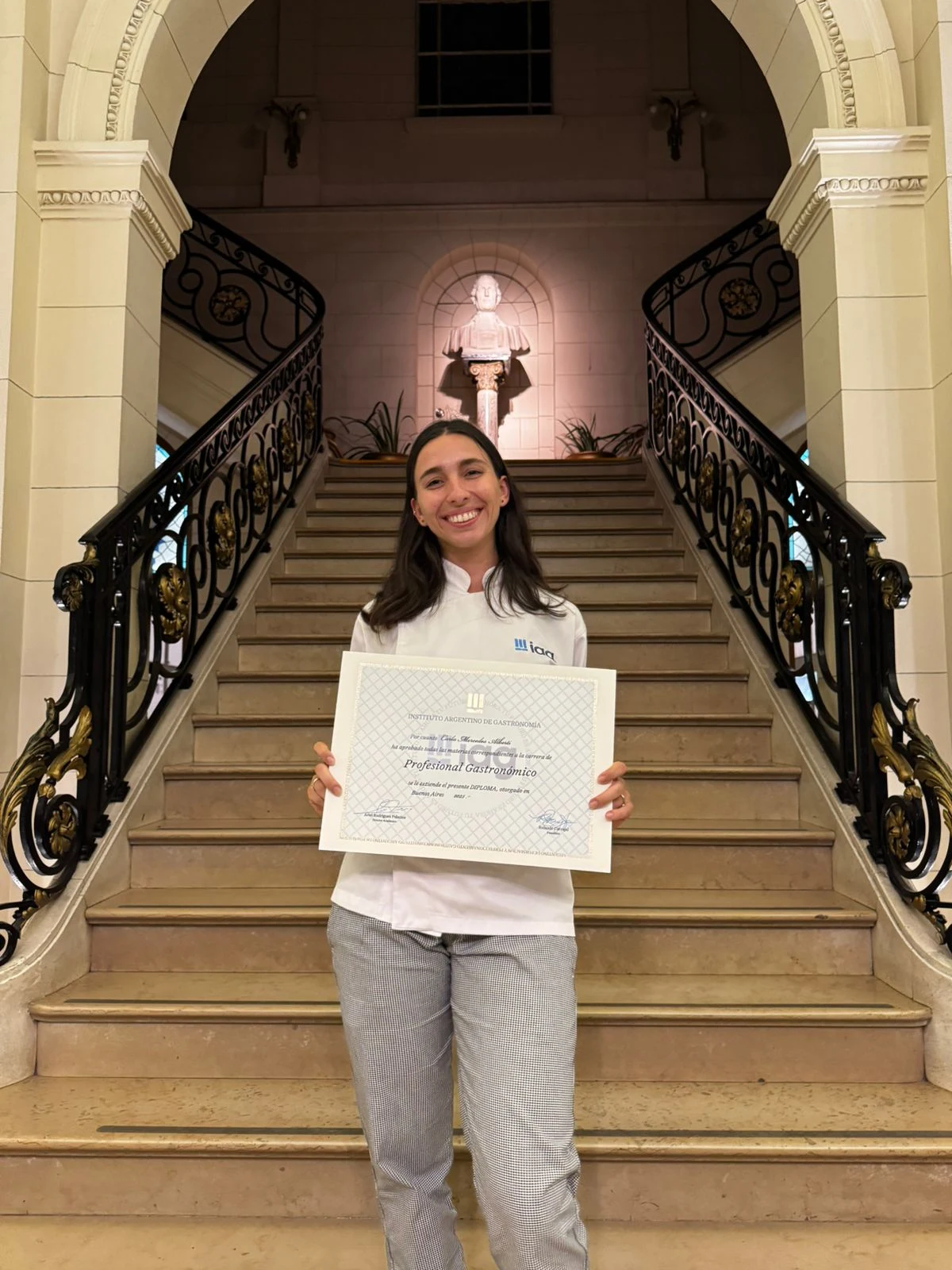 Carla con su diploma de Profesional Gastronómica, IAG